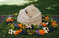 Nelken, Tagetes, Phlox, Husarenknpfchen (Sanvitalia), Mnnertreu und kleinblumige Petunien bilden die farbkrftige Mischung auf dem Urnengrab 