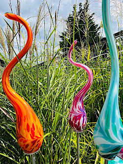 Jede ein Unikat! Die neuen Glasskulpturen gibt es in vielen Farben und Formen.