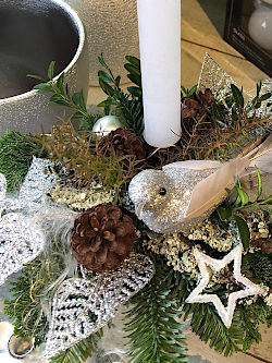 Wei&szlig;e Weihnacht aus der G&auml;rtnerei: Festliche Orchideen, Kerzenlicht mit winterlicher Vogelzier, kuschelige Eulen und eine kleine Tanne, die "Frohe Weihnachten" fl&uuml;stert. Stille Momente der Natur, die Sie in unserer Winterpause begleiten! &copy; G&auml;rtnerei Klumpen