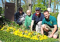 Berthold Klumpen uns seine Hessischen Friedhofsgärtner-Kollegen freuen sich über eine gelungene Arbeit in Schwerin