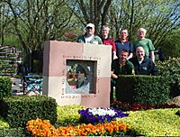 Der Bornheimer Friedhofsgärtner Berthold Klumpen (3. v. links, oben) freut sich mit seinen hessischen Kollegen über die hohe Auszeichnung in Koblenz